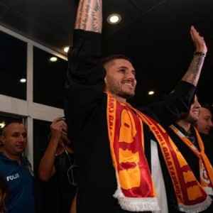 v站-在加拉塔萨雷穿99号球衣 在意甲伊卡尔迪穿过98号