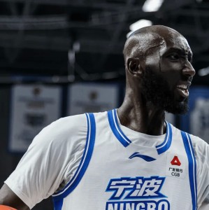 法尔全场投篮6中6，罚球9中6得到18分10篮板3助攻